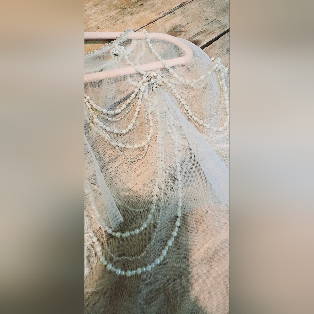 Ivory capelet shawl - Picture 2 of 11